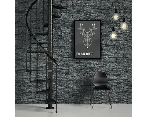 Szene mit Wendeltreppe, Stuhl, Lampe und Wandbild an einer strukturierten Wand