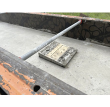 Betonplatte in Form mit Stützstange und Holzblock