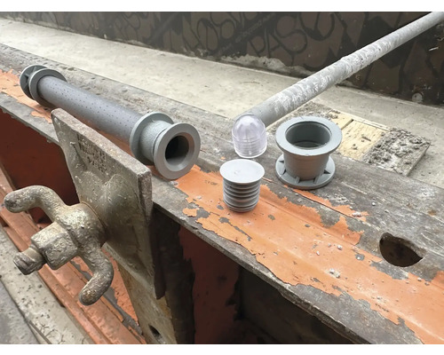 Betonzubehör bestehend aus Rohr, Lichtkuppel und Stopfen