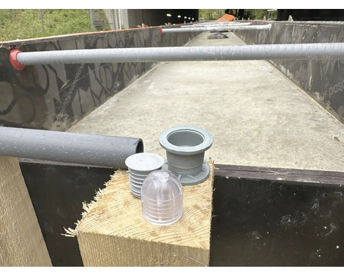 Aufsicht von Entwässerungszubehör auf Holzbrett