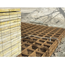 Stapel aus Holzschalungsplatten und Baustahlmatten für Betonarbeiten