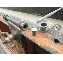 Betonzubehör für den Bau auf einer Baustelle.