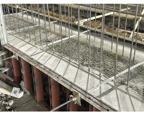 Betonfundament mit Armierungseisen in Schalung