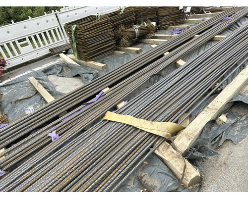 Baustahlmatten und Bewehrungsstahl auf einer Baustelle