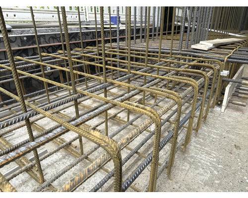 Detailansicht eines Bewehrungskorbs für Betonarbeiten.