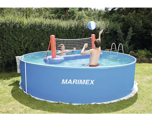 Marimex Pool mit spielenden Personen und Volleyballnetz