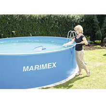 Frau reinigt einen runden Marimex Pool mit einem Kescher.