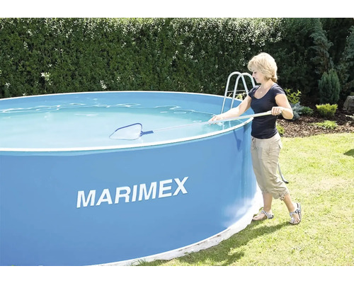 Frau reinigt einen runden Marimex Pool mit einem Kescher.