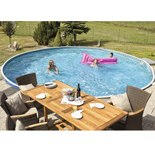 Rundes Schwimmbecken im Garten mit Familie und Esstisch mit Stühlen