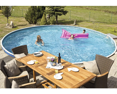 Rundes Schwimmbecken im Garten mit Familie und Esstisch mit Stühlen