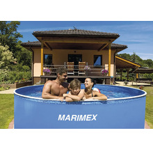 Familie im Marimex Pool im Garten vor dem Haus