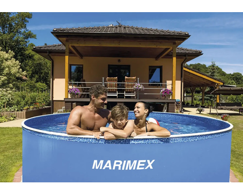 Familie im Marimex Pool im Garten vor dem Haus