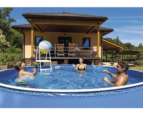 Familie spielt mit einem Ball in einem Aufstellpool im Garten.