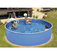 Familie spielt im runden Aufstellpool im Garten
