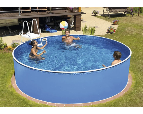 Familie spielt im runden Aufstellpool im Garten