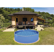 Aufblasbarer Pool im Garten eines Wohnhauses