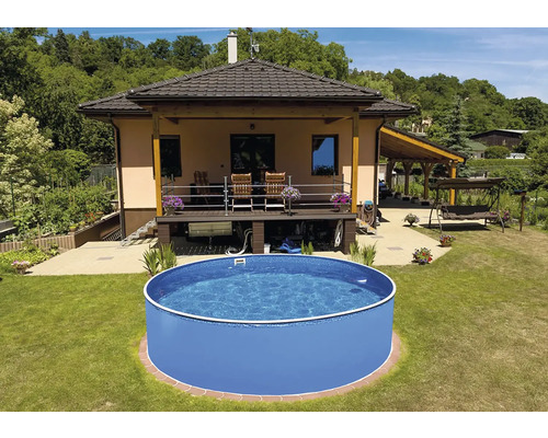 Aufblasbarer Pool im Garten eines Wohnhauses