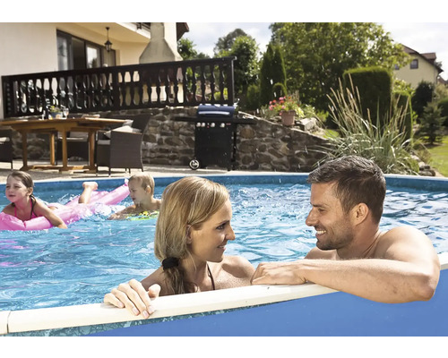 Familie entspannt im Aufstellpool im Garten mit Grill und Gartenmöbeln