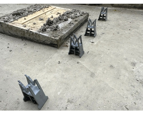 Betonfundament mit Abstandshaltern für den Bau