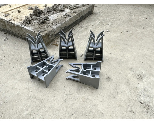 Fünf Abstandshalter aus Kunststoff