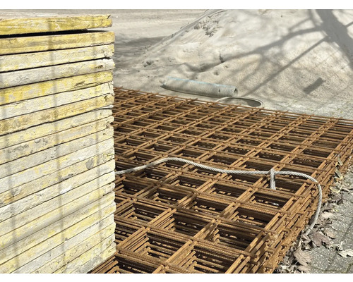 Stapel aus Holzschalungselementen und Baustahlmatten für Betonarbeiten