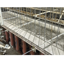 Betonfundament mit Bewehrungsstahl in Schalung