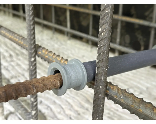 Bewehrungsabstandshalter aus Kunststoff in Stahlbewehrung