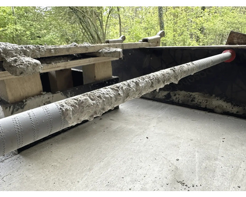 Betonarbeiten mit Schalungsrohr und Holzelementen