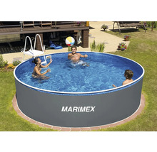 Familie hat Spaß in einem Marimex Pool im Garten.