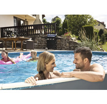Familie entspannt im Aufstellpool im Garten