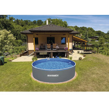 Marimex Pool im Garten vor einem Haus.