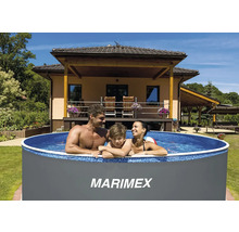 Familie im Marimex Pool im Garten.