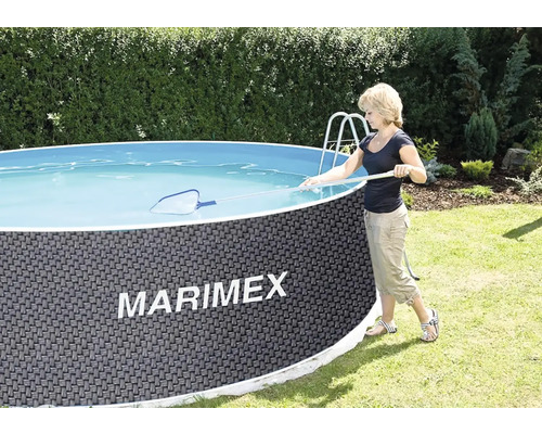 Frau reinigt einen Marimex Pool mit einem Kescher
