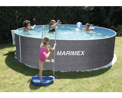 Aufstellpool mit Leiter und Badewanne im Garten, im Pool befinden sich spielende Kinder