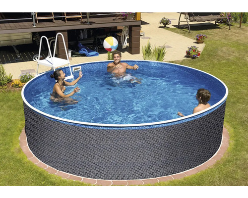 Aufstellpool im Garten mit spielenden Personen