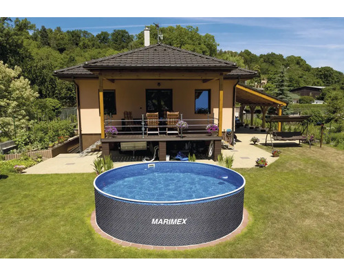 Marimex Pool im Garten eines Hauses.
