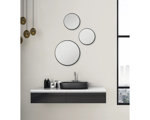 Modernes Badezimmer mit Waschbecken, Unterschrank und runden Spiegeln