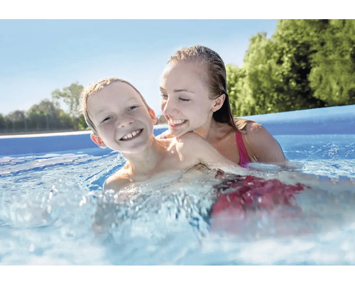 Mutter und Sohn haben Spaß im Schwimmbecken.