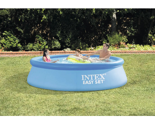 Familienpool im Garten mit spielenden Personen