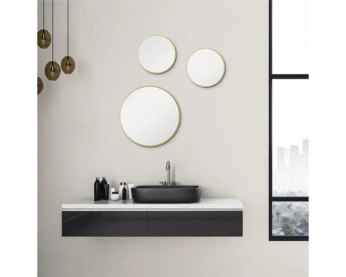 Modernes Badezimmer mit Waschtisch, Spiegeln und Dekoration