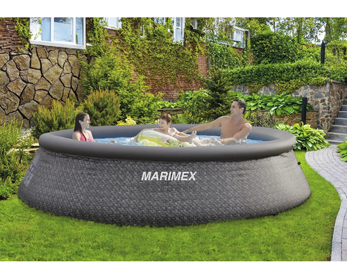 Familie im Marimex-Pool im Garten