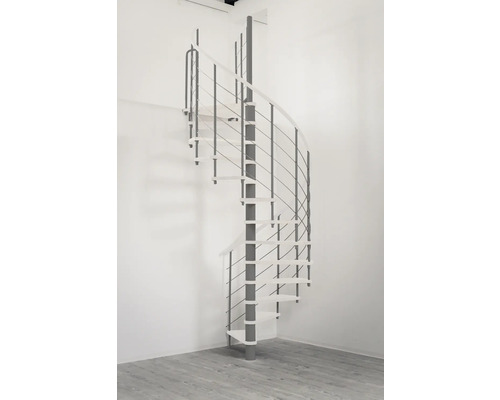 Wendeltreppe aus Metall vor einer Wand