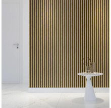 Raum mit Holzpaneelwand und Beistelltisch