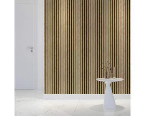 Raum mit Holzpaneelwand und Beistelltisch