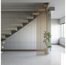 Heller Raum mit Treppe, Holzlamellenwand und Zimmerpflanze