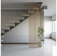 Heller Raum mit Treppe, Holzlamellenwand und Zimmerpflanze