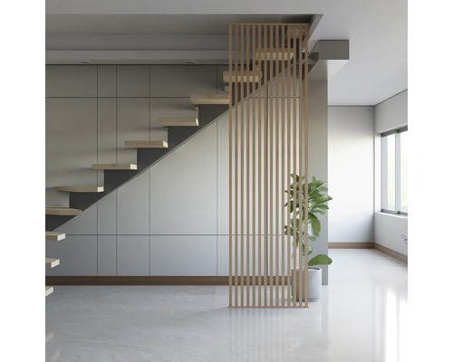 Heller Raum mit Treppe, Holzlamellenwand und Zimmerpflanze