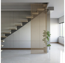 Heller Raum mit Treppe, Holzlamellenwand und Zimmerpflanze