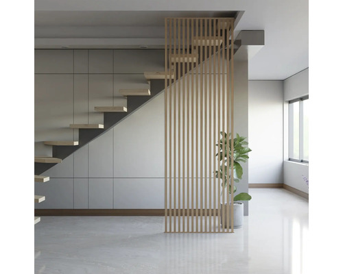 Heller Raum mit Treppe, Holzlamellenwand und Zimmerpflanze