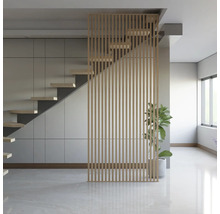 Heller Raum mit Treppe, Holzlamellenwand und Zimmerpflanze